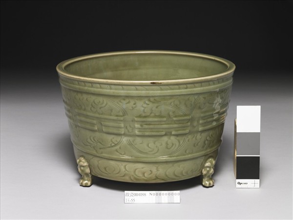 龍泉窯 青瓷八卦紋劃花香爐