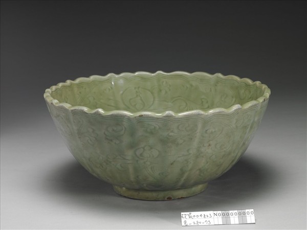 龍泉窯 青瓷劃花蓮式碗