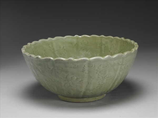 龍泉窯 青瓷劃花蓮式碗