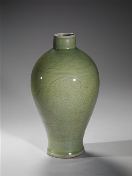 龍泉窯 青瓷劃花開光蓮荷紋梅瓶