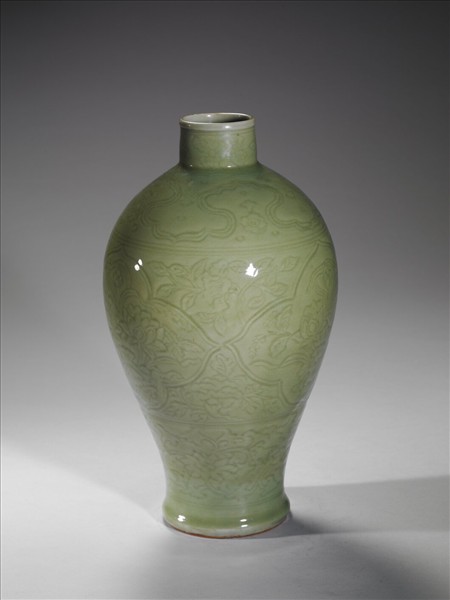 龍泉窯 青瓷劃花開光蓮荷紋梅瓶