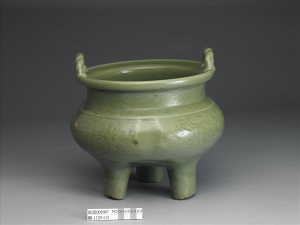 龍泉窯 青瓷劃花索耳鼎式爐