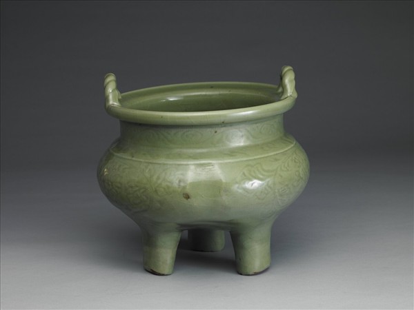 龍泉窯 青瓷劃花索耳鼎式爐