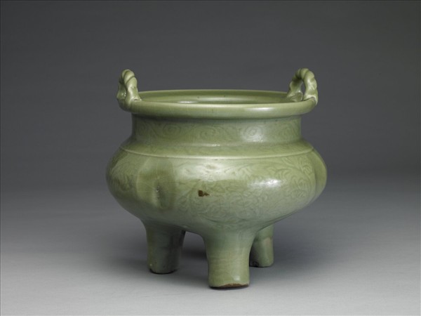龍泉窯 青瓷劃花索耳鼎式爐