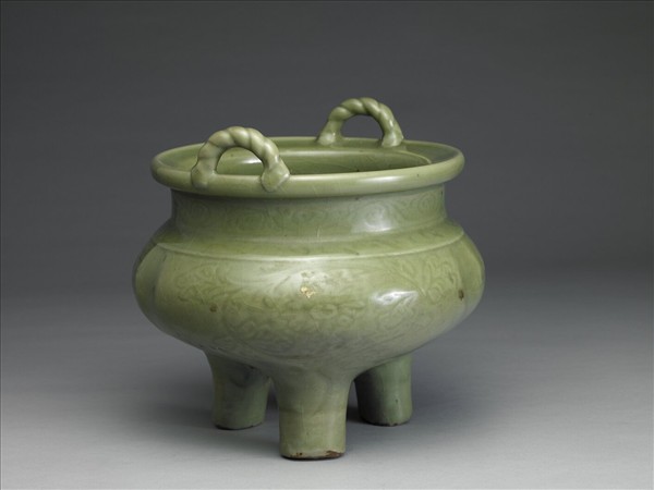 龍泉窯 青瓷劃花索耳鼎式爐