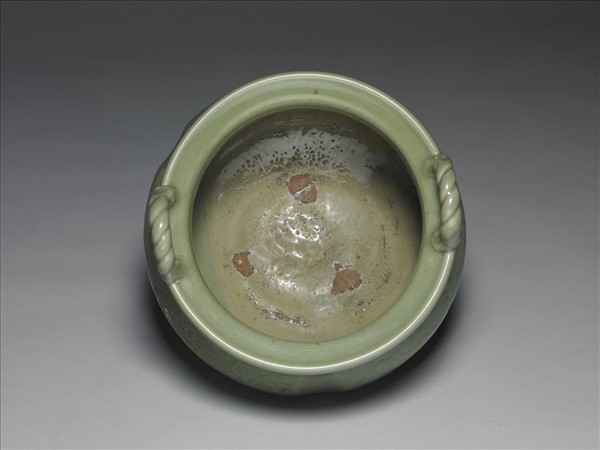 龍泉窯 青瓷劃花索耳鼎式爐