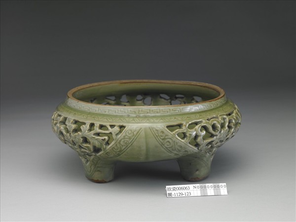 龍泉窯 青瓷鏤空花卉紋香薰