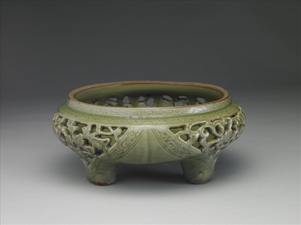 龍泉窯 青瓷鏤空花卉紋香薰