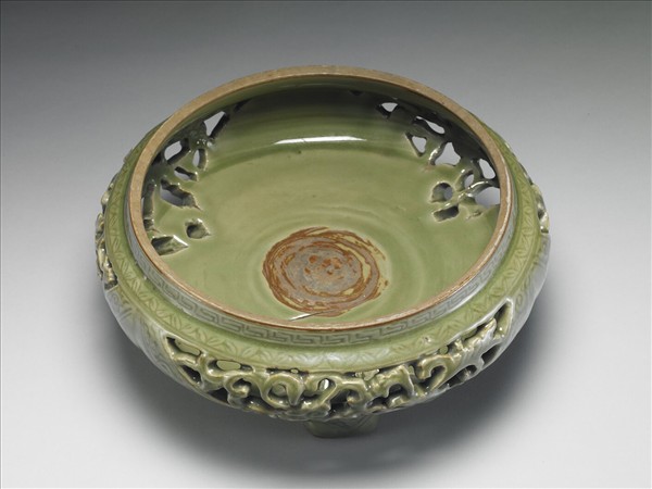 龍泉窯 青瓷鏤空花卉紋香薰