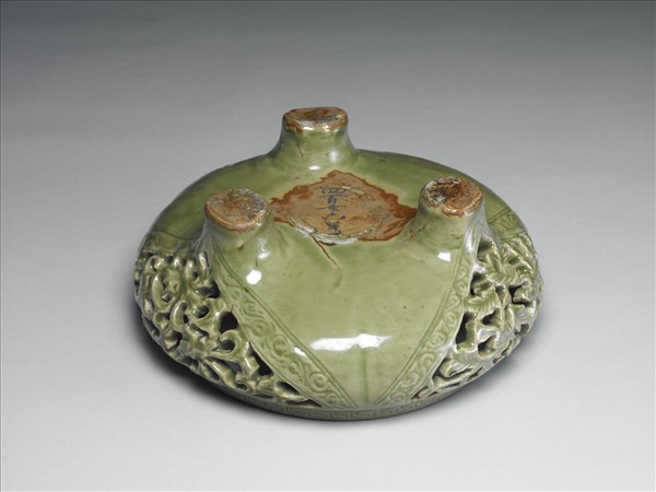 龍泉窯 青瓷鏤空花卉紋香薰