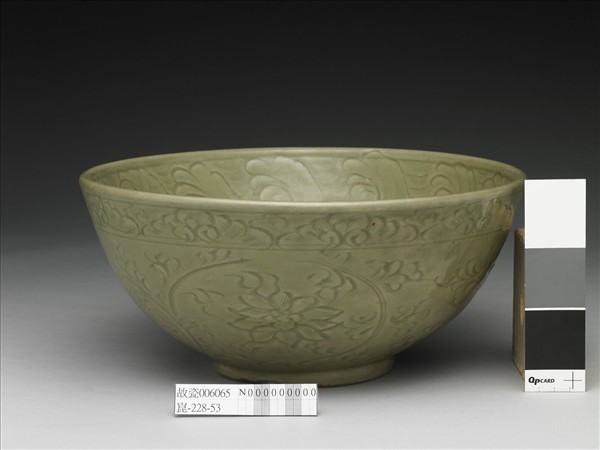 青瓷劃花波濤番蓮紋碗