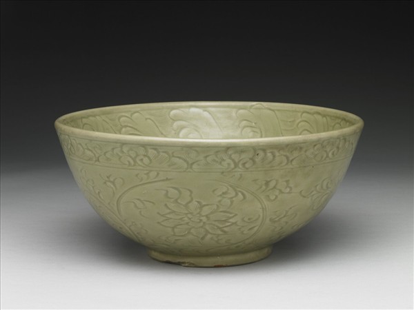 青瓷劃花波濤番蓮紋碗