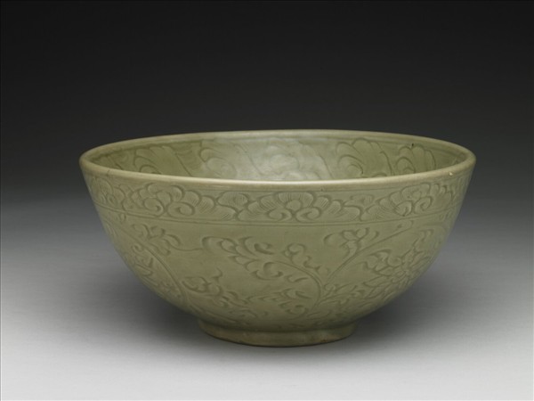 青瓷劃花波濤番蓮紋碗