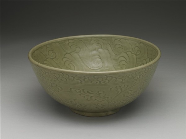 青瓷劃花波濤番蓮紋碗