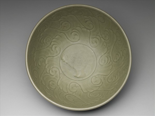 青瓷劃花波濤番蓮紋碗