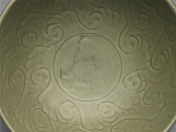 青瓷劃花波濤番蓮紋碗