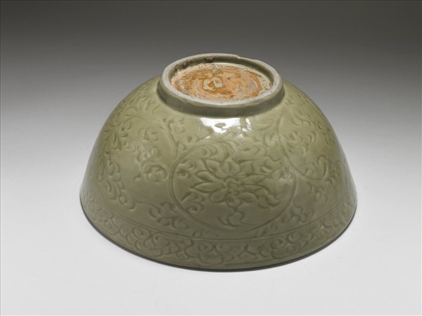 青瓷劃花波濤番蓮紋碗