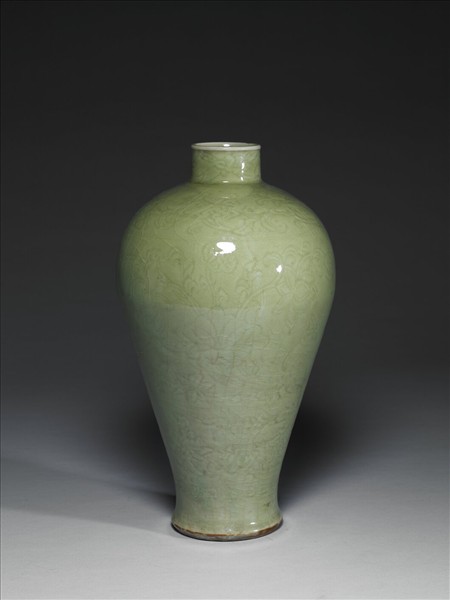 龍泉窯 青瓷劃花把蓮紋梅瓶