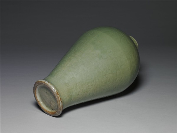 龍泉窯 青瓷劃花把蓮紋梅瓶