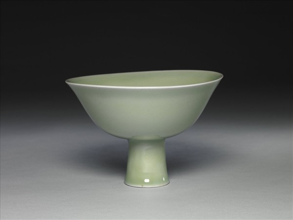 青瓷高足碗