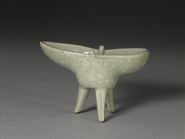 青白瓷印花花葉紋爵杯