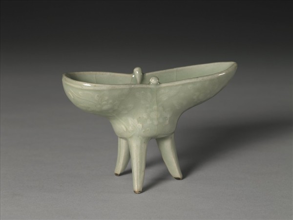 青白瓷印花花葉紋爵杯