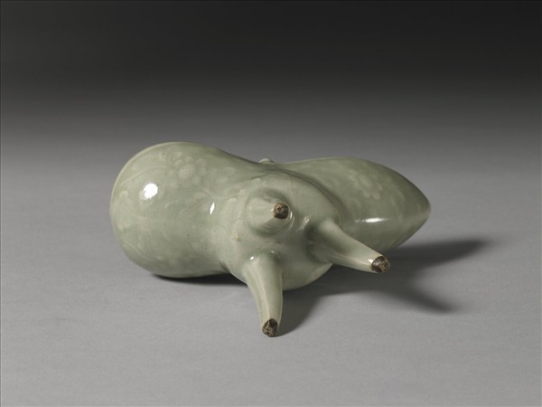 青白瓷印花花葉紋爵杯