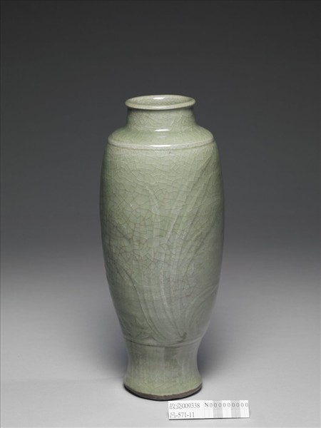 龍泉窯 青瓷雕花蘭石圖燈籠瓶