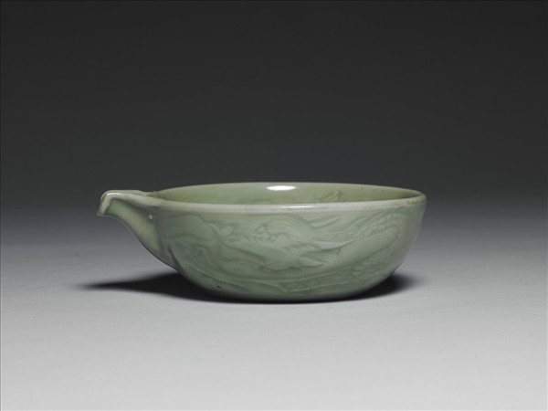 龍泉窯 青瓷印花龍紋匜