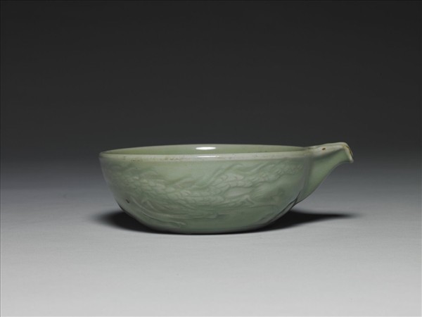 龍泉窯 青瓷印花龍紋匜