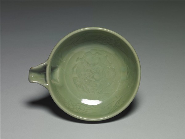 龍泉窯 青瓷印花龍紋匜