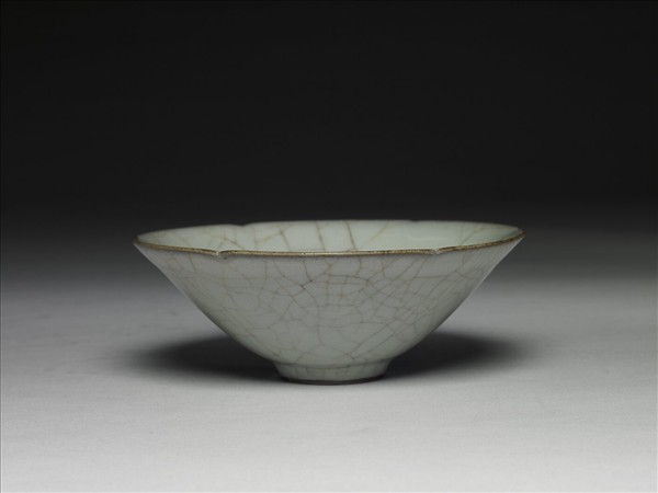 青瓷葵瓣口碗