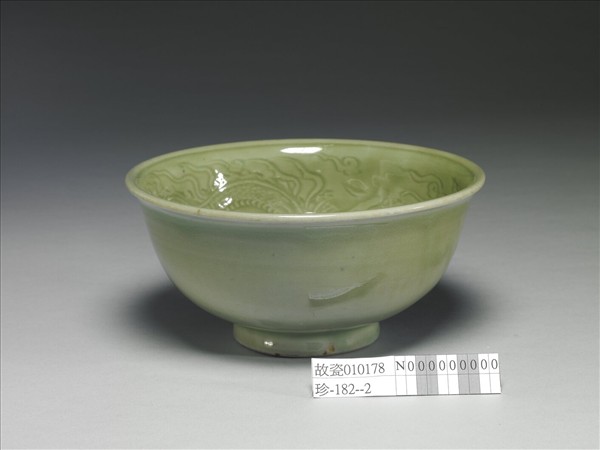 龍泉窯 青瓷劃花龍紋碗