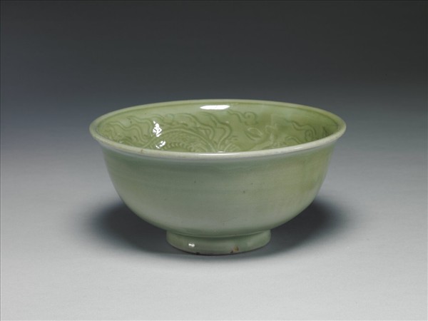 龍泉窯 青瓷劃花龍紋碗