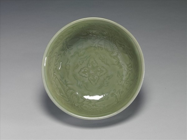 龍泉窯 青瓷劃花龍紋碗