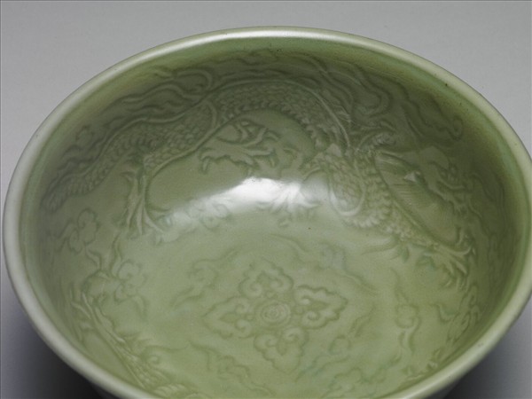 龍泉窯 青瓷劃花龍紋碗