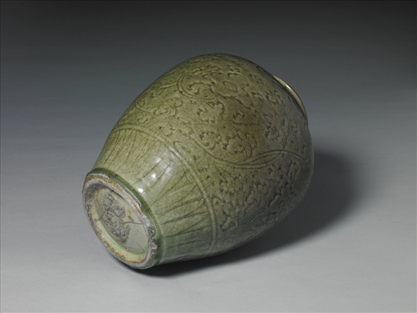 龍泉窯 青瓷劃花纏枝花卉紋罐