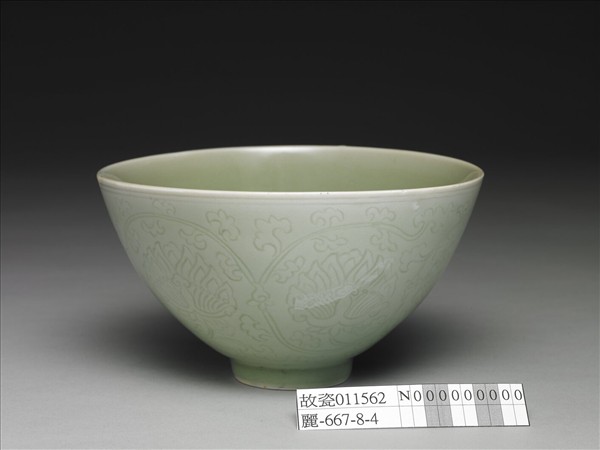 景德鎮窯 青瓷劃花花卉紋碗