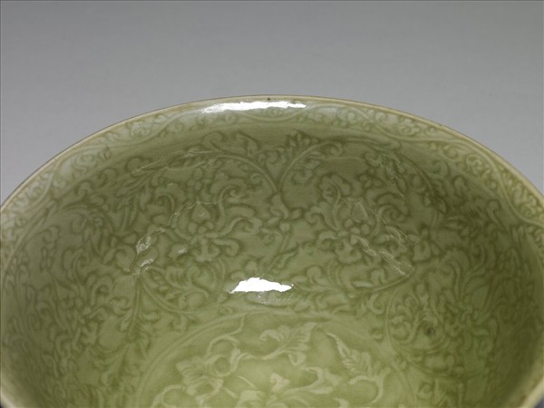 龍泉窯 青瓷劃花花卉紋碗