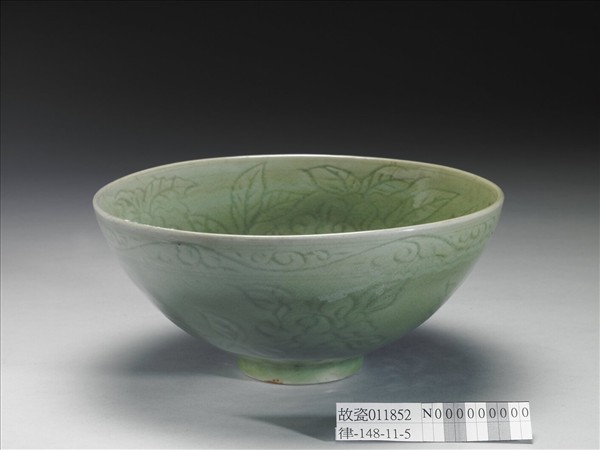 龍泉窯 青瓷劃花花卉紋碗