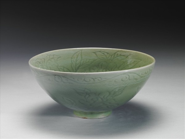 龍泉窯 青瓷劃花花卉紋碗
