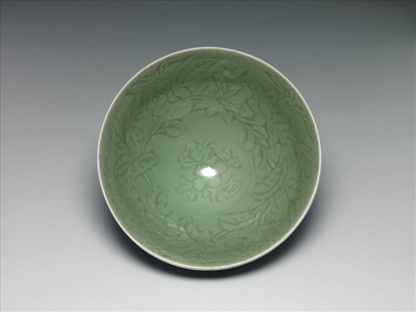 龍泉窯 青瓷劃花花卉紋碗