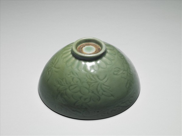 龍泉窯 青瓷劃花花卉紋碗