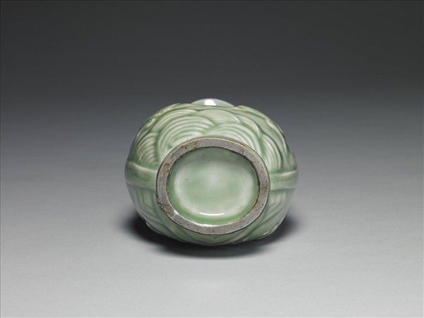 龍泉窯 青瓷印花龍鳳紋環耳瓶