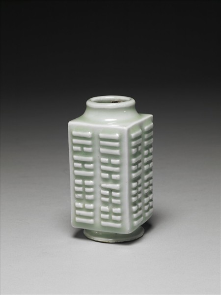 青瓷八卦紋琮式瓶
