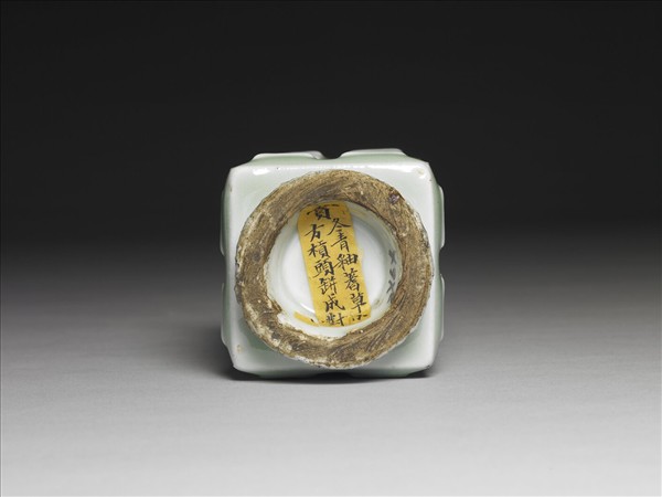 青瓷八卦紋琮式瓶