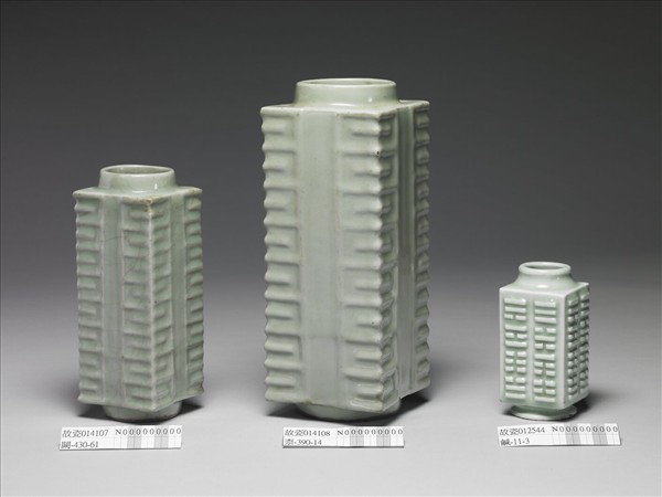 青瓷八卦紋琮式瓶