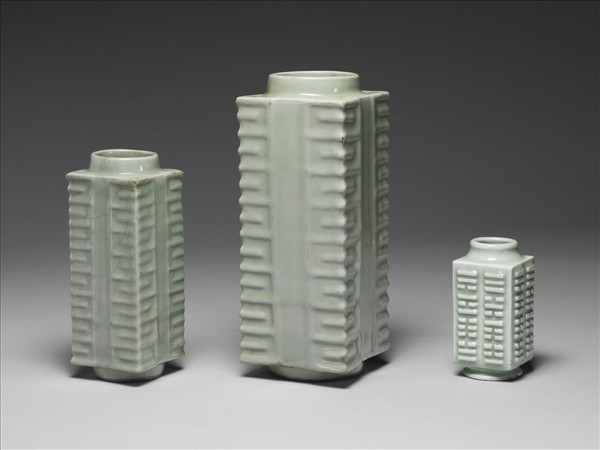 青瓷八卦紋琮式瓶