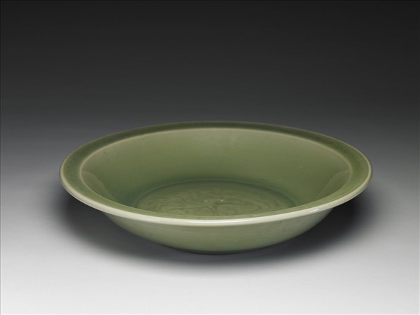 龍泉窯 青瓷劃花花卉紋折沿盤