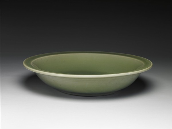 龍泉窯 青瓷劃花花卉紋折沿盤